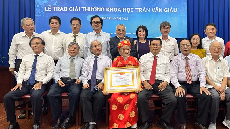 Nhà nghiên cứu Nguyễn Đình Tư chụp ảnh lưu niệm với các đại biểu tại buổi trao giải.