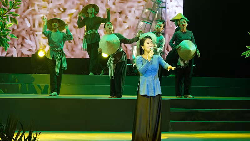 Nghệ sĩ Ưu Tú Vân Khánh trình bày ca khúc Lên ngàn.