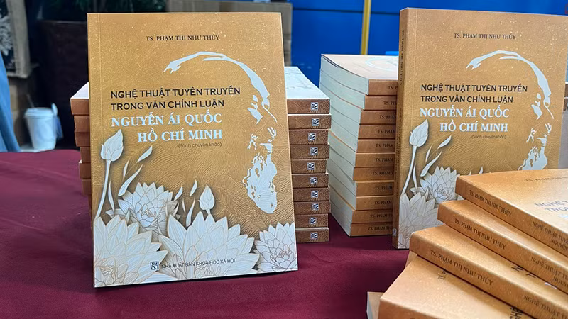 Bìa cuốn sách “Nghệ thuật tuyên truyền trong văn chính luận Nguyễn Ái Quốc-Hồ Chí Minh”.