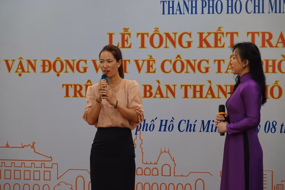 Tác giả Nguyễn Bích Vàng (trái), một trong hai tác giả đoạt giải Nhất cá nhân, giao lưu tại Lễ tổng kết.