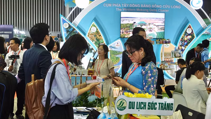 Khách tham quan tìm hiểu về du lịch Sóc Trăng. Khách tham quan tìm hiểu về du lịch Sóc Trăng.