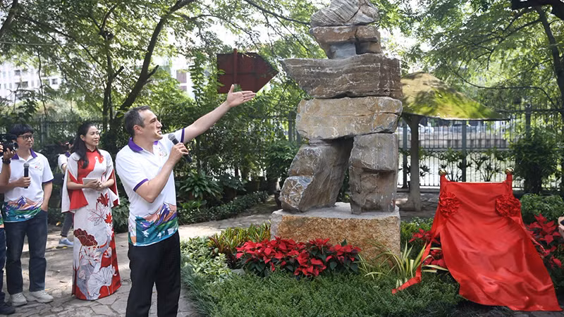 Ông Behzad Babakhani, Tổng Lãnh sự Canada tại Thành phố Hồ Chí Minh giới thiệu về bức tượng Inukshuk- một biểu tượng đẹp của Canada - được đặt tại Thảo Cầm viên Sài Gòn. Ông Behzad Babakhani, Tổng Lãnh sự Canada tại Thành phố Hồ Chí Minh giới thiệu về bức tượng Inukshuk- một biểu tượng đẹp của Canada - được đặt tại Thảo Cầm viên Sài Gòn.