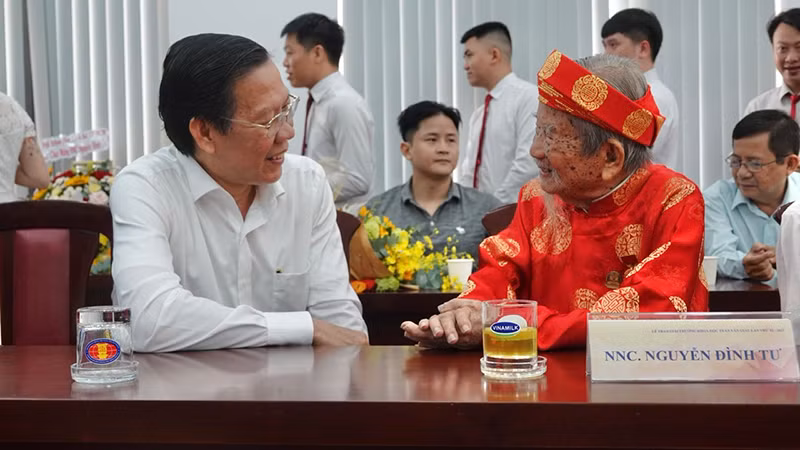 Chủ tịch Ủy ban nhân dân Thành phố Hồ Chí Minh Phan Văn Mãi chúc mừng nhà nghiên cứu Nguyễn Đình Tư. Chủ tịch Ủy ban nhân dân Thành phố Hồ Chí Minh Phan Văn Mãi chúc mừng nhà nghiên cứu Nguyễn Đình Tư.