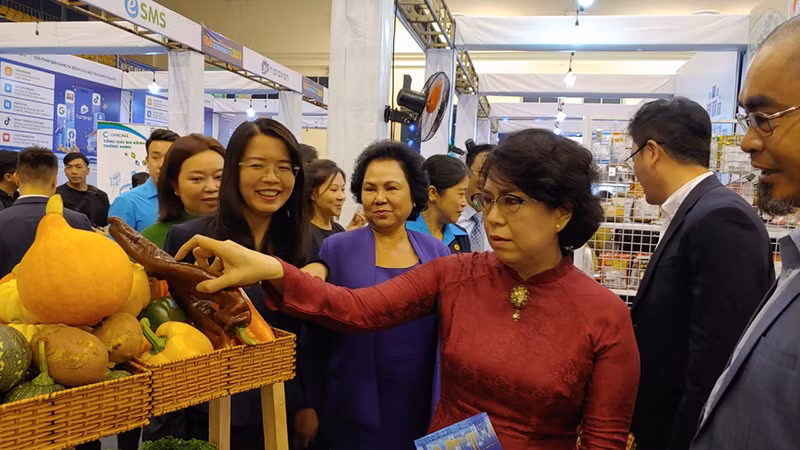 Các đại biểu tham quan triển lãm tại buổi khai mạc.