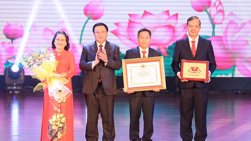 Đồng chí Nguyễn Xuân Thắng, Giám đốc Học viện Chính trị Quốc Gia Hồ Chí Minh, Chủ tịch Hội đồng Lý luận Trung ương trao Bằng công nhận cho lãnh đạo Học viện Cán bộ Thành phố.