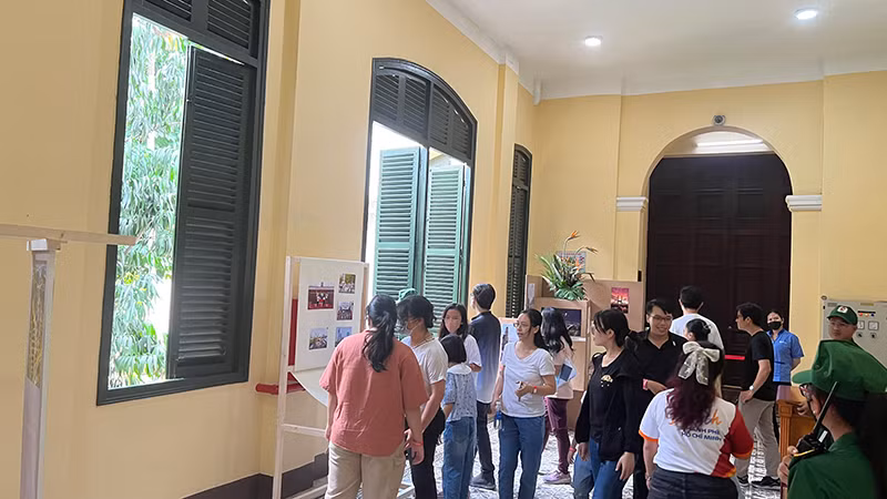 Khoảng 800 khách tham quan trụ sở Hội đồng nhân dân và Ủy ban nhân dân Thành phố trong ngày 1/9. Khoảng 800 khách tham quan trụ sở Hội đồng nhân dân và Ủy ban nhân dân Thành phố trong ngày 1/9.