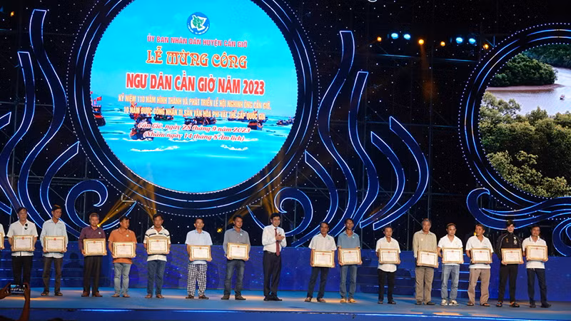 Huyện Cần Giờ tặng Giấy khen cho tập thể, cá nhân có thành tích trong hoạt động nuôi trồng thủy sản trên địa bàn huyện. (Ảnh: Thế Anh). Huyện Cần Giờ tặng Giấy khen cho tập thể, cá nhân có thành tích trong hoạt động nuôi trồng thủy sản trên địa bàn huyện. (Ảnh: Thế Anh).