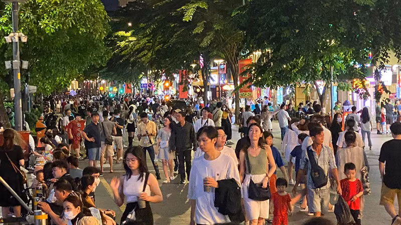 Người dân tập trung ở khu vực đường đi bộ Nguyễn Huệ từ khá sớm. Người dân tập trung ở khu vực đường đi bộ Nguyễn Huệ từ khá sớm.