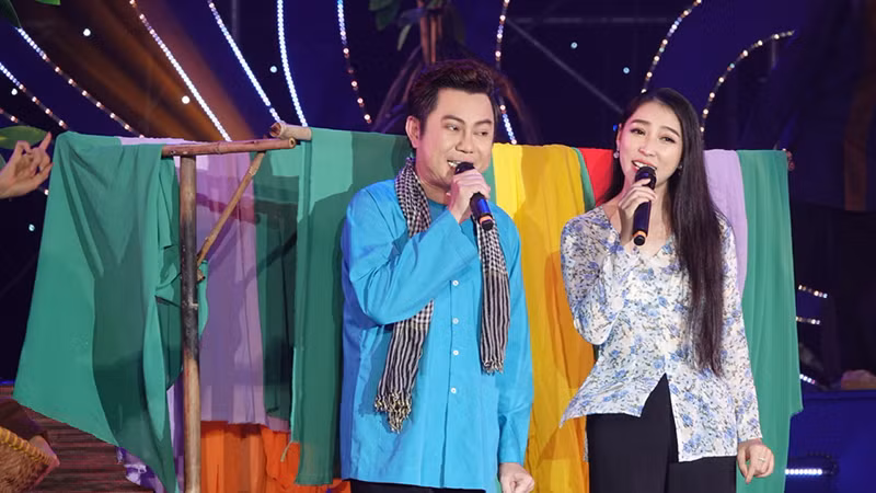 Ca sĩ Quốc Đại, Cao Công Nghĩa biểu diễn trong chương trình khai mạc.(Ảnh: Thế Anh) Ca sĩ Quốc Đại, Cao Công Nghĩa biểu diễn trong chương trình khai mạc.(Ảnh: Thế Anh)