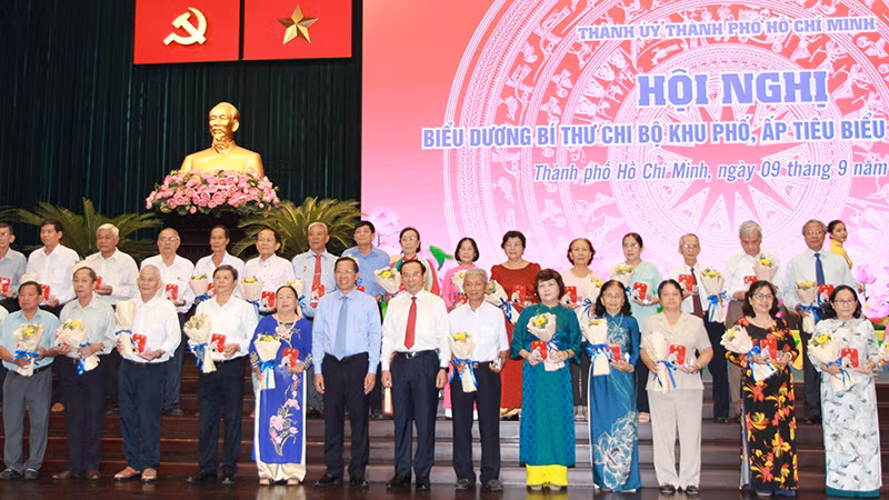 Lãnh đạo Thành ủy Thành phố Hồ Chí Minh tặng hoa, biểu trưng cho các Bí thư Chi bộ khu phố, ấp.