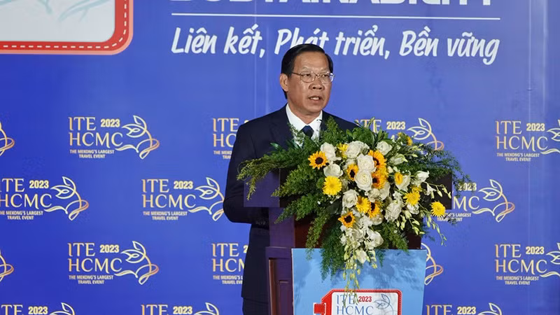 Chủ tịch Ủy ban nhân dân Thành phố Hồ Chí Minh Phan Văn Mãi phát biểu khai mạc. Chủ tịch Ủy ban nhân dân Thành phố Hồ Chí Minh Phan Văn Mãi phát biểu khai mạc.