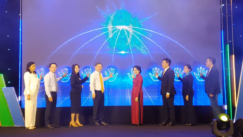 Các đại biểu thực hiện nghi thức khai mạc ngày hội.