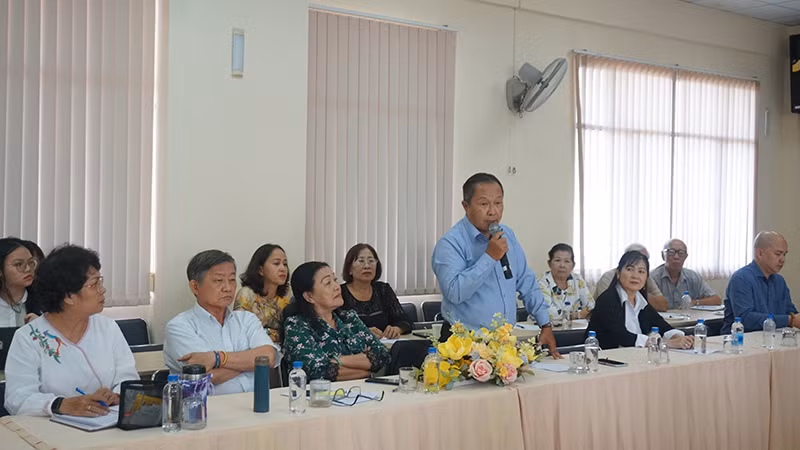 Ông Trần Ngọc Phú, kiều bào Pháp phát biểu tại hội nghị.