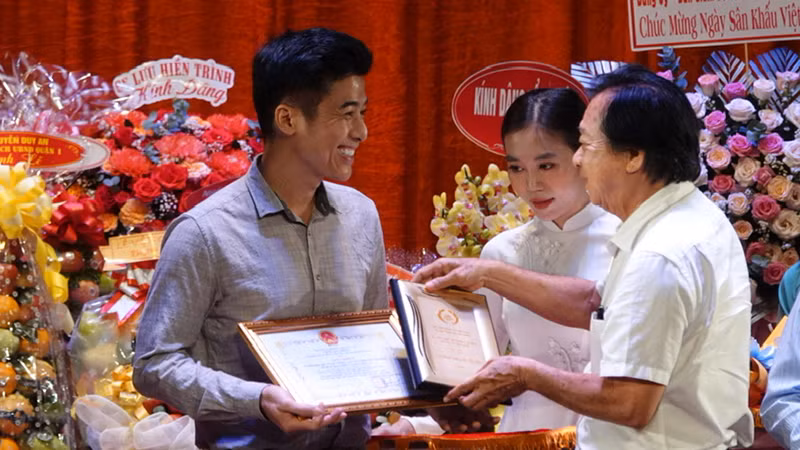 Hội Sân khấu Thành phố trao tặng Giấy khen cho các tác phẩm xuất sắc giai đoạn 2022-2023. Hội Sân khấu Thành phố trao tặng Giấy khen cho các tác phẩm xuất sắc giai đoạn 2022-2023.