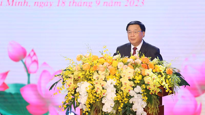 Đồng chí Nguyễn Xuân Thắng, Giám đốc Học viện Chính trị Quốc gia Hồ Chí Minh, Chủ tịch Hội đồng Lý luận Trung ương phát biểu tại buổi lễ. Đồng chí Nguyễn Xuân Thắng, Giám đốc Học viện Chính trị Quốc gia Hồ Chí Minh, Chủ tịch Hội đồng Lý luận Trung ương phát biểu tại buổi lễ.