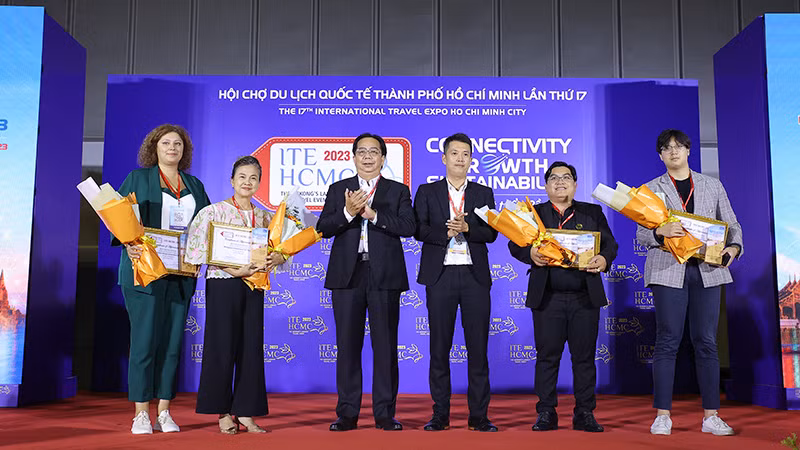 Các đại biểu trao giải Gian hàng đẹp cho các đơn vị.