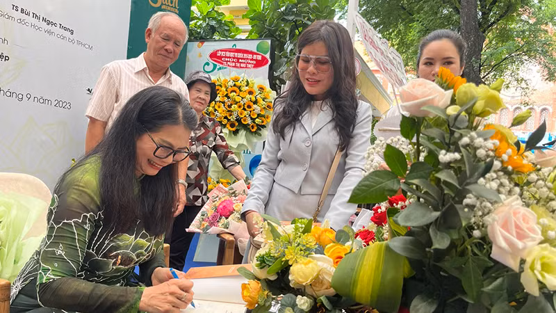 Tác giả Phạm Thị Như Thúy ký tặng sách cho các độc giả. Tác giả Phạm Thị Như Thúy ký tặng sách cho các độc giả.