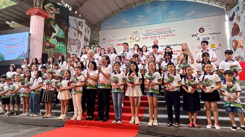 Các đại biểu tặng 50 chậu cây “sống đời” cho 50 học sinh tiêu biểu của 2 nước Việt Nam và Canada tại Thành phố Hồ Chí Minh.
