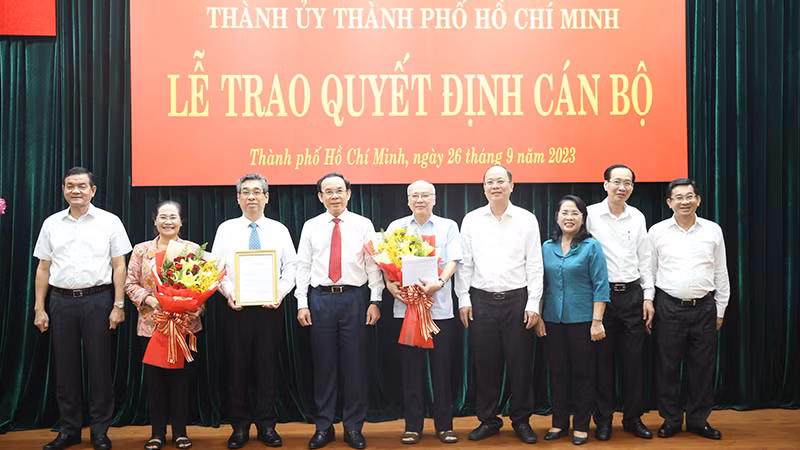 Các đồng chí lãnh đạo Thành ủy Thành phố Hồ Chí Minh chúc mừng đồng chí Nguyễn Phước Lộc. (Ảnh: Long Hồ)