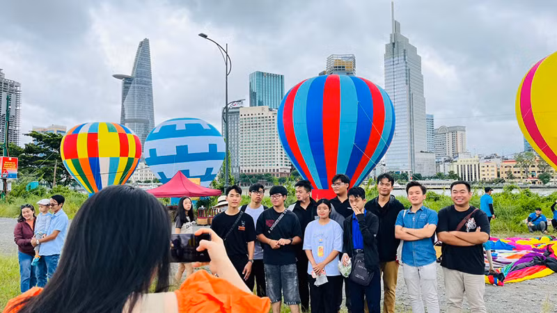 Hoạt động thả khinh khí cầu thu hút người dân thành phố đến xem.