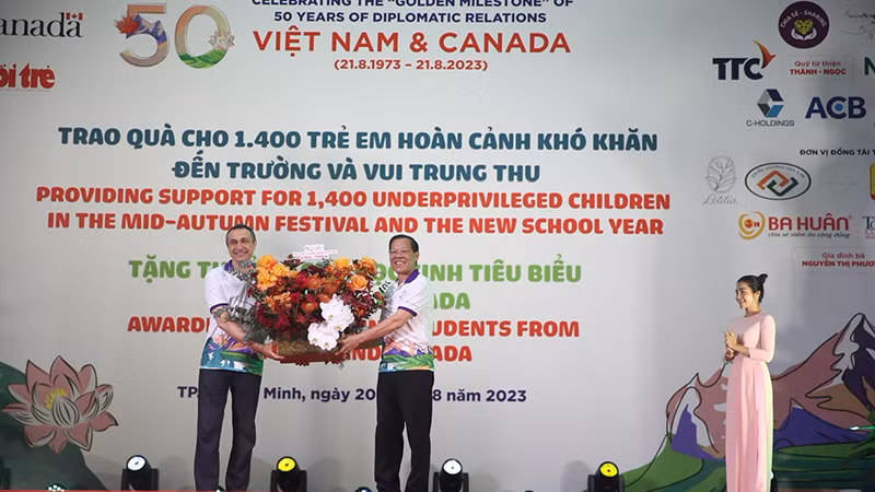 Chủ tịch Ủy ban nhân dân Thành phố Hồ Chí Minh Phan Văn Mãi tặng hoa cho ông Behzad Babakhani, Tổng Lãnh sự Canada tại Thành phố Hồ Chí Minh. Chủ tịch Ủy ban nhân dân Thành phố Hồ Chí Minh Phan Văn Mãi tặng hoa cho ông Behzad Babakhani, Tổng Lãnh sự Canada tại Thành phố Hồ Chí Minh.