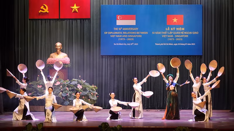 Một tiết mục nghệ thuật trong buổi lễ kỷ niệm.
