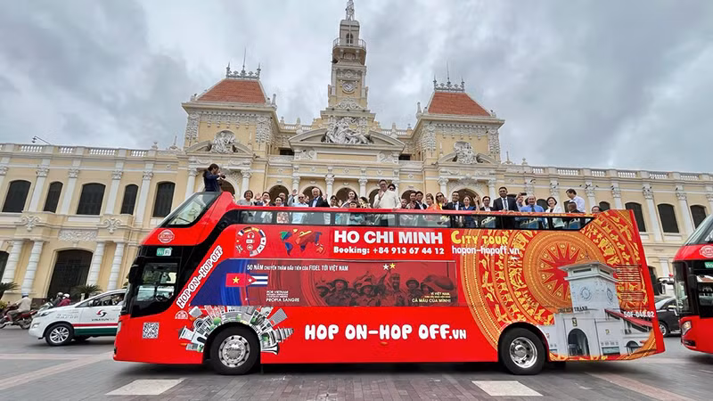 Xe buýt in hình ảnh lãnh tụ Fidel Castro phất cao lá cờ của Mặt trận Giải phóng Dân tộc miền Nam Việt Nam trên Đồi 241, tỉnh Quảng Trị.