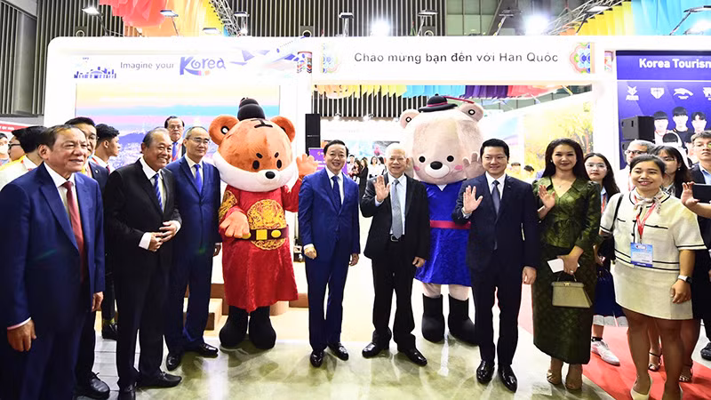 Các đại biểu tham quan các gian hàng triển lãm tại buổi khai mạc.