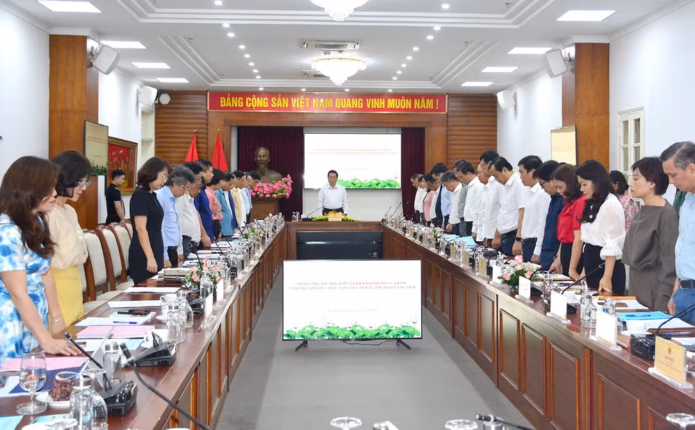 Hội nghị dành một phút mặc niệm Tổng Bí thư Nguyễn Phú Trọng. Hội nghị dành một phút mặc niệm Tổng Bí thư Nguyễn Phú Trọng.