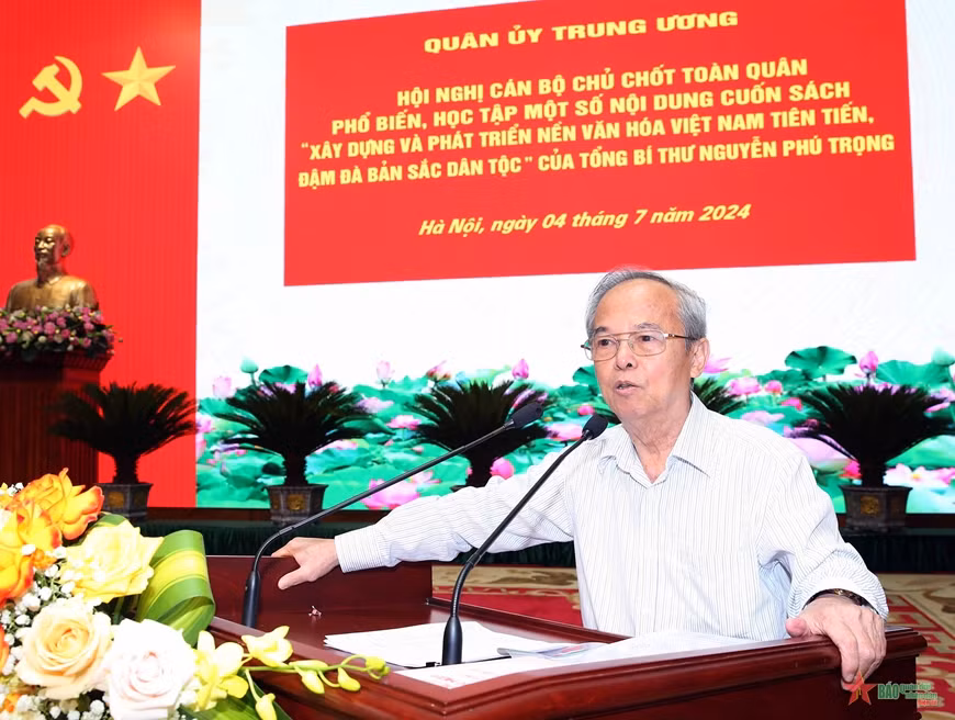 Đại tá, Giáo sư-Tiến sĩ Đinh Xuân Dũng giới thiệu một số nội dung cơ bản của cuốn sách. Đại tá, Giáo sư-Tiến sĩ Đinh Xuân Dũng giới thiệu một số nội dung cơ bản của cuốn sách.