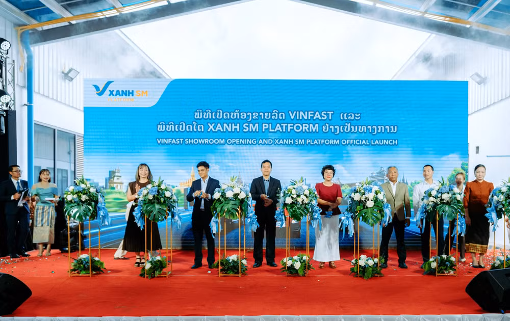 Ông Nguyễn Văn Duy, Bí thư thứ Nhất, Đại sứ quán Việt Nam tại Lào (thứ 3 từ trái sang) cùng đại diện GSM và các đại biểu cắt băng khai trương cửa hàng VinFast đầu tiên tại Lào.