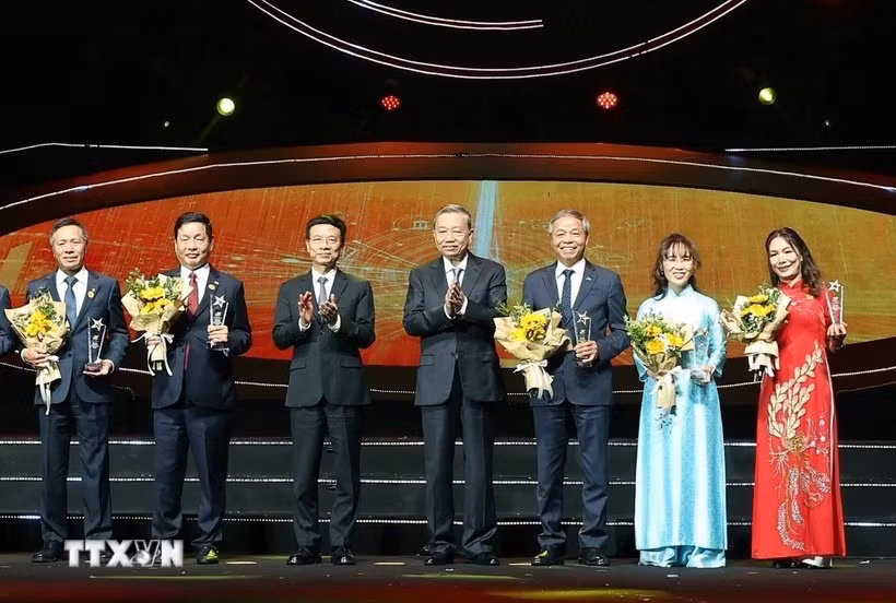 Tổng Bí thư Tô Lâm và các doanh nghiệp đoạt Giải sản phẩm công nghệ số "Make in Viet Nam 2024". (Ảnh: Thống Nhất/TTXVN) Tổng Bí thư Tô Lâm và các doanh nghiệp đoạt Giải sản phẩm công nghệ số "Make in Viet Nam 2024". (Ảnh: Thống Nhất/TTXVN)