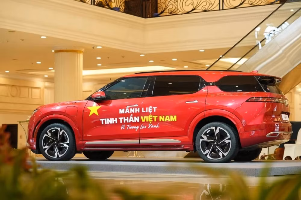Chiến dịch “Mãnh liệt Tinh thần Việt Nam - Vì tương lai xanh” lần thứ 3 áp dụng mức ưu đãi 4% cho toàn thể khách hàng khi mua xe ô-tô và xe máy điện VinFast.