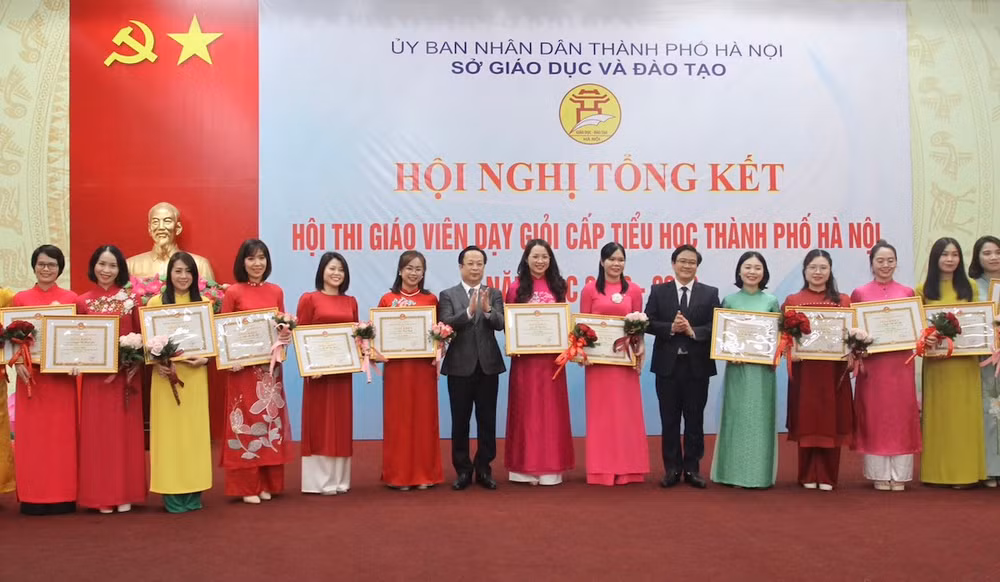 Trao thưởng cho các giáo viên dạy giỏi đạt giải Nhất (Ảnh: Sở Giáo dục và Đào tạo Hà Nội)