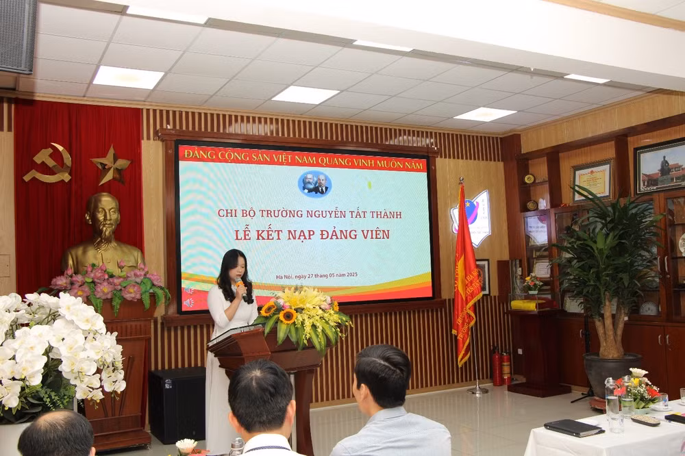 Đảng viên trẻ Đỗ Phương Linh, lớp 12D1 đại diện cho 6 bạn học sinh phát biểu tại buổi lễ.