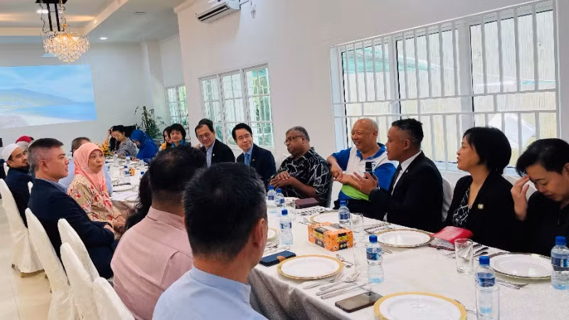 Đại diện Văn phòng Thương mại và Du lịch bang Sarawak (Malaysia) chia sẻ khuyến nghị về kết nối du lịch tiểu vùng BIMP-EAGA với Việt Nam và tiểu vùng Mê Công. Đại diện Văn phòng Thương mại và Du lịch bang Sarawak (Malaysia) chia sẻ khuyến nghị về kết nối du lịch tiểu vùng BIMP-EAGA với Việt Nam và tiểu vùng Mê Công.