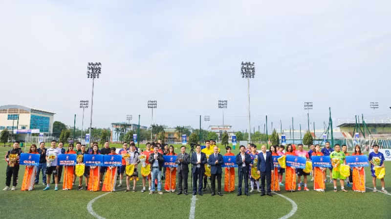 Ban tổ chức tặng hoa và cờ lưu niệm cho 9 đội bóng tham gia Giải bóng đá Press Cup 2024. Ban tổ chức tặng hoa và cờ lưu niệm cho 9 đội bóng tham gia Giải bóng đá Press Cup 2024.