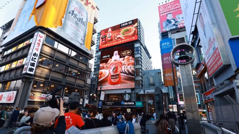 Tương ớt Chin-su xuất hiện hoành tráng tại khu phố ẩm thực sôi động Dottonburi, Osaka, Nhật Bản.