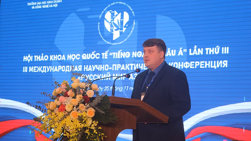 Bí thư thứ nhất Đại sứ quán Liên Bang Nga, giám đốc Trung tâm Khoa học và Văn hóa Nga tại Hà Nội Vladimir Murashkin phát biểu.