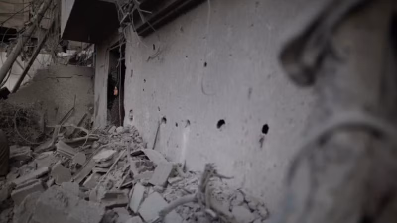 Đống đổ nát sau cuộc không kích của Israel xuống Dải Gaza. (Ảnh: THX/TTXVN)