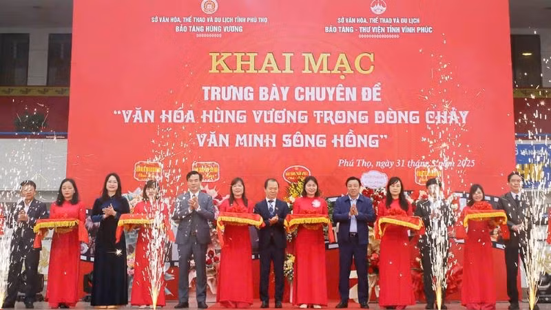 Các đại biểu cắt băng khai mạc trưng bày chuyên đề "Văn hóa Hùng Vương trong dòng chảy văn minh sông Hồng".