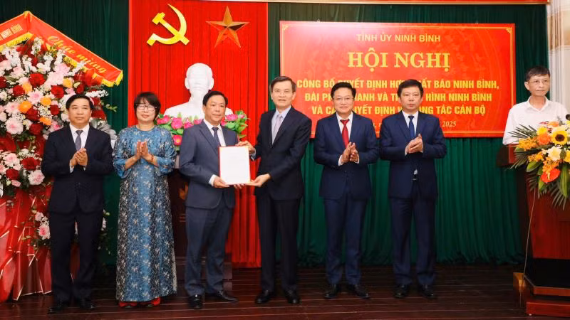 Bí thư Tỉnh ủy Ninh Bình Đoàn Minh Huấn trao Quyết định của Ban Thường vụ Tỉnh ủy về việc hợp nhất Báo Ninh Bình và Đài Phát thanh-Truyền hình Ninh Bình.