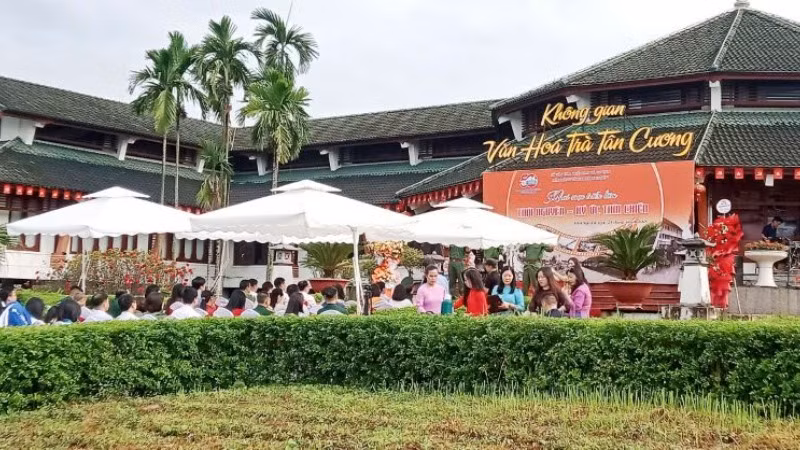 Các đại biểu tham quan Triển lãm.