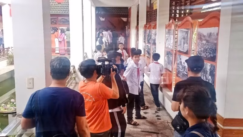 Các em học sinh tham quan Triển lãm.
