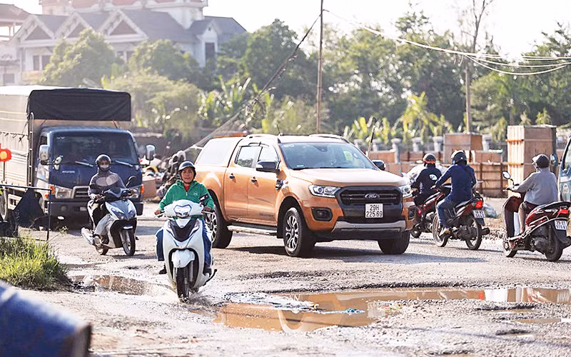 Nhiều đoạn Quốc lộ 6 trên địa bàn huyện Chương Mỹ đang xuống cấp nghiêm trọng, không bảo đảm an toàn giao thông.
