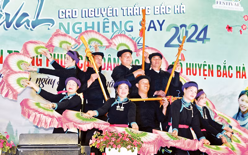 Các diễn viên, nghệ nhân mang đến những tiết mục nghệ thuật hấp dẫn, đậm đà bản sắc dân tộc của huyện Bắc Hà. (Ảnh Hoài Thu)
