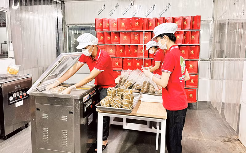 Công ty cổ phần thực phẩm Tuấn Vũ Foods chế biến sản phẩm thịt gà Đông Tảo.