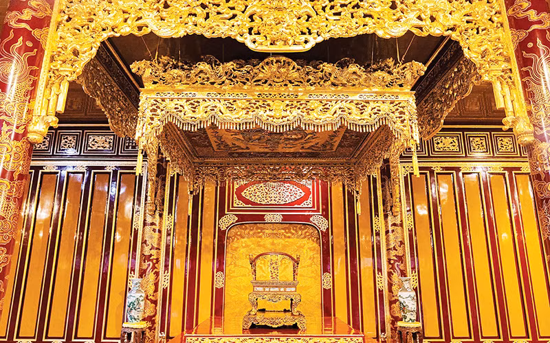 Bửu tán và ngai vàng là những “điểm nhấn” nổi bật, thể hiện sự uy nghi và trang trọng của không gian vua ngự.