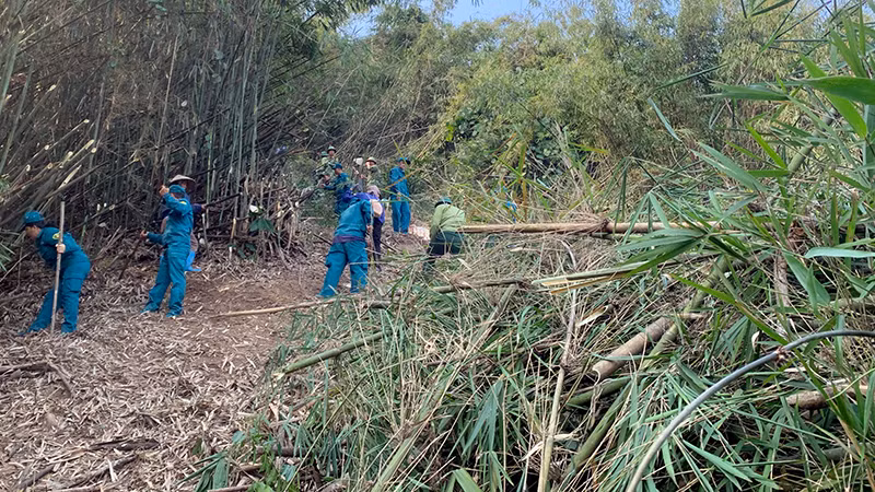 Lực lượng chữa cháy tại địa phương phát dọn tạo đường băng ngăn lửa cháy lan. Lực lượng chữa cháy tại địa phương phát dọn tạo đường băng ngăn lửa cháy lan.