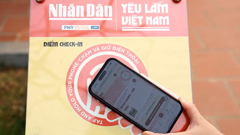 Để check-in du khách chỉ cần đặt điện thoại thông minh có sóng internet sát với bảng gắn chip NFC.